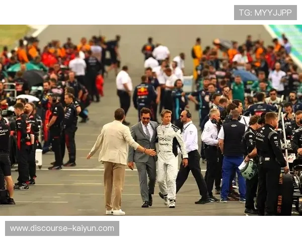 F1新赛季引擎规则变动引发车队激烈讨论车迷期待赛季精彩对决