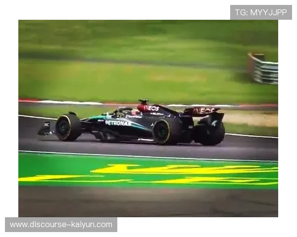 F1赛场风云再起新赛季车队博弈与冠军悬念升级引爆全球车迷热议 F1赛场风云再起新赛季车队博弈与冠军悬念升级引爆全球车迷热议