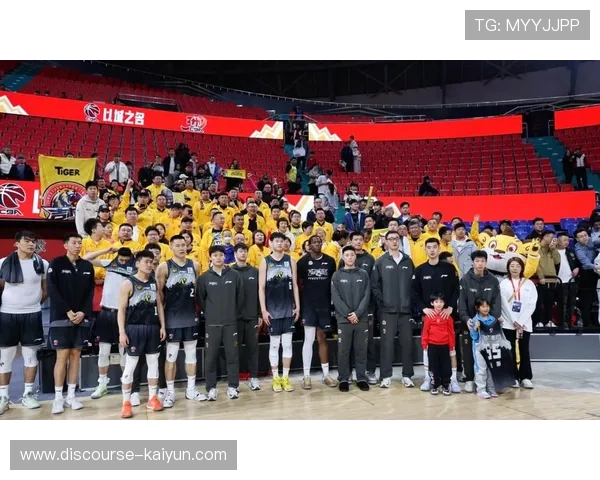 中国篮球队备战世界杯 热身赛表现引发球迷热议 新阵容能否突破重围