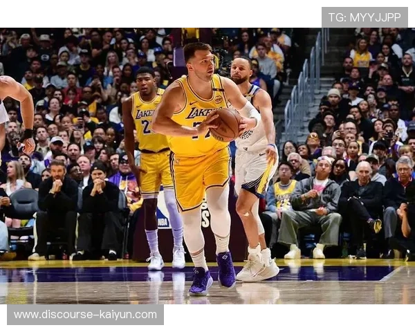 浓眉带队力克勇士，湖人晋级西部决赛，詹姆斯表现稳定贡献全面